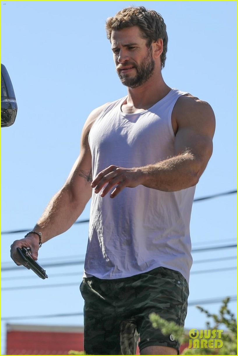 liam hemsworth muscles pumped up after workout 08