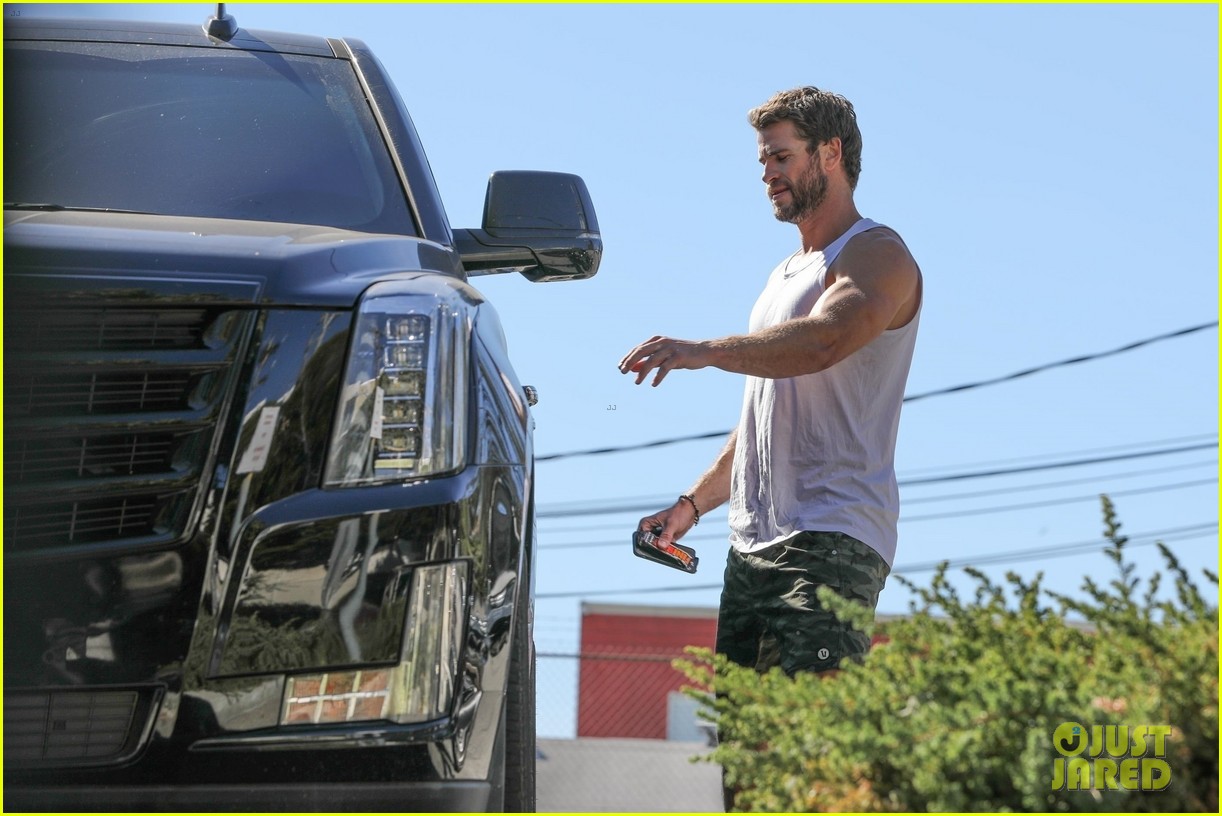 liam hemsworth muscles pumped up after workout 09