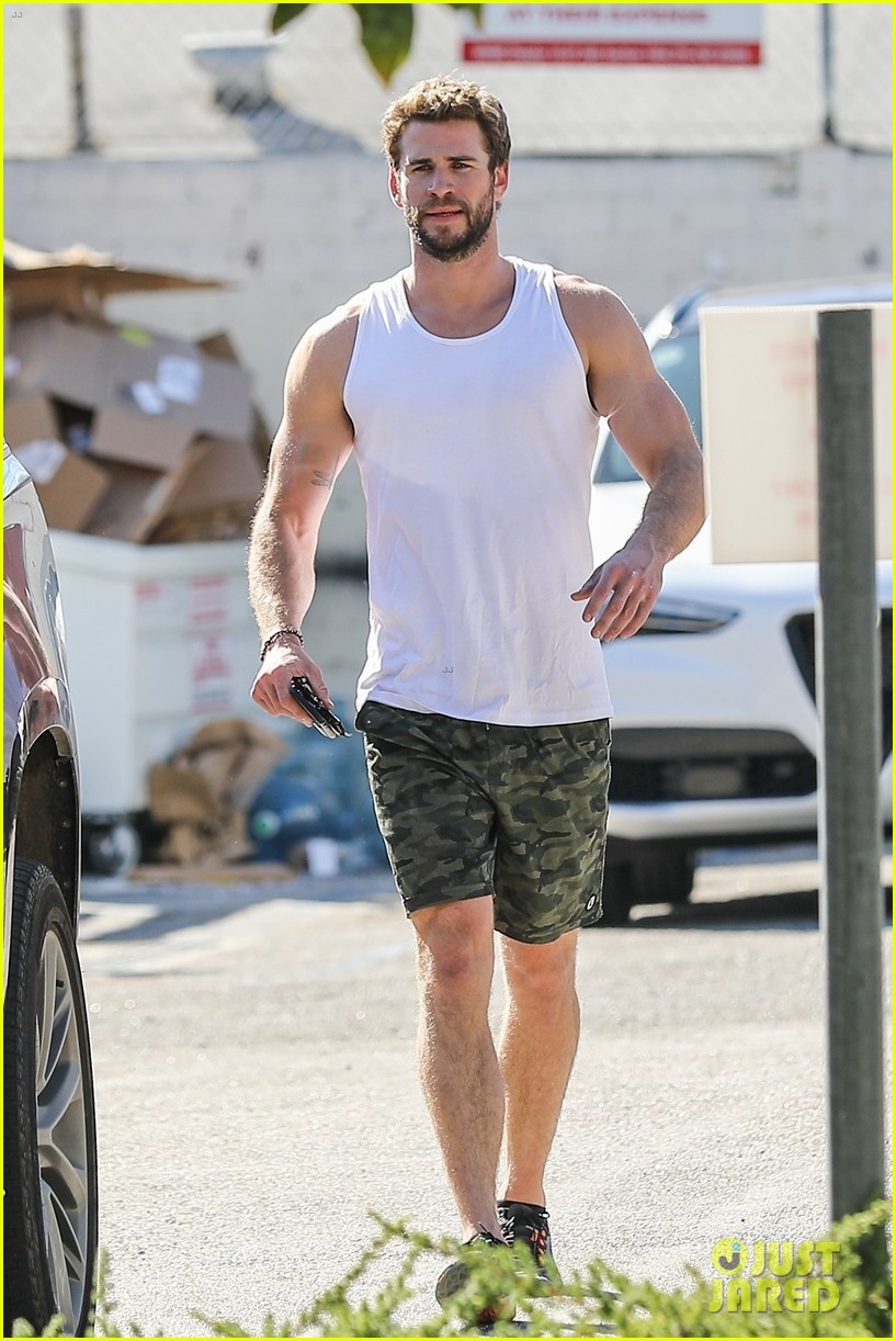 liam hemsworth muscles pumped up after workout 10