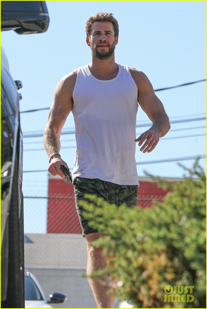 liam hemsworth muscles pumped up after workout 12