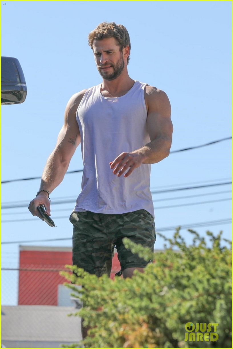 liam hemsworth muscles pumped up after workout 15