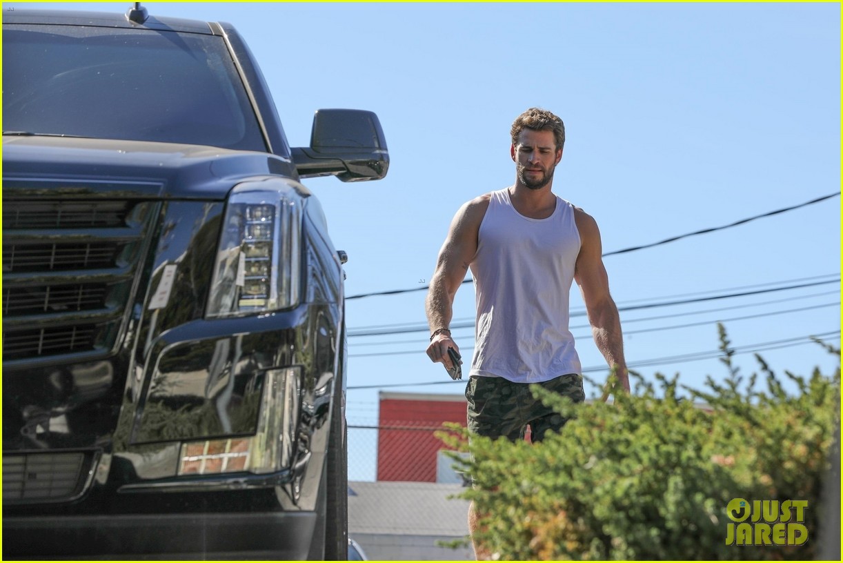 liam hemsworth muscles pumped up after workout 27