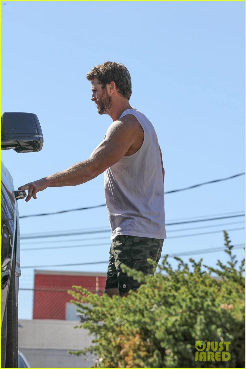 liam hemsworth muscles pumped up after workout 28