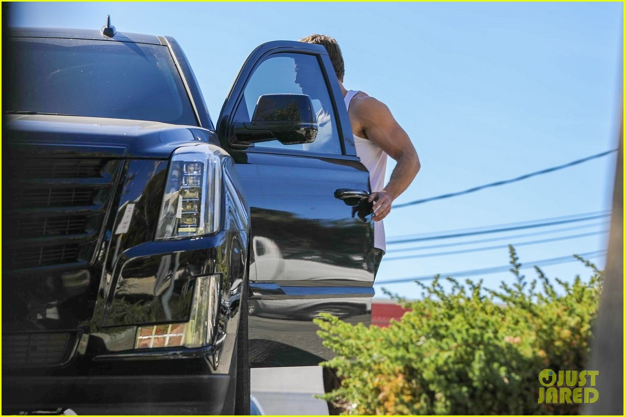 liam hemsworth muscles pumped up after workout 34