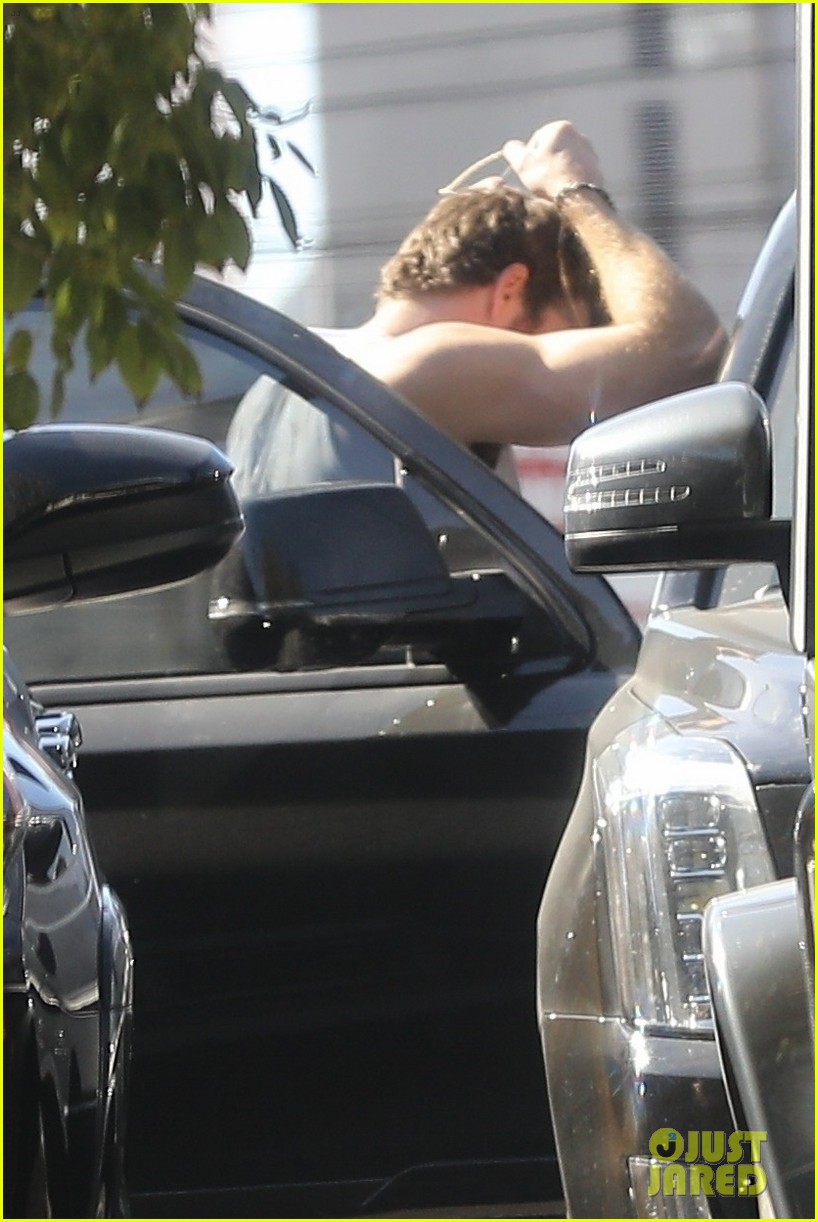 liam hemsworth muscles pumped up after workout 39
