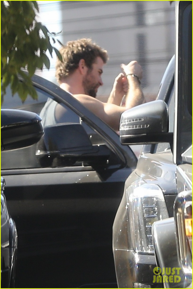 liam hemsworth muscles pumped up after workout 40