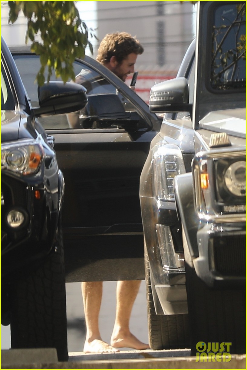liam hemsworth muscles pumped up after workout 45