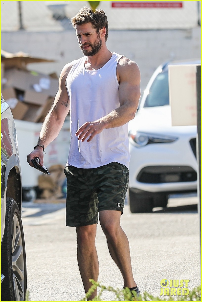liam hemsworth muscles pumped up after workout 50