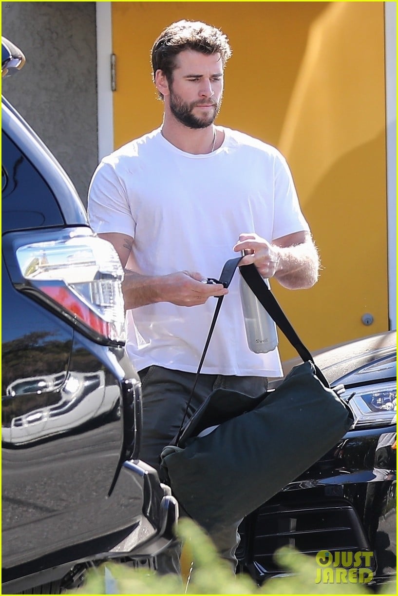 liam hemsworth meets up with girlfriend gabriella brooks after his workout 02
