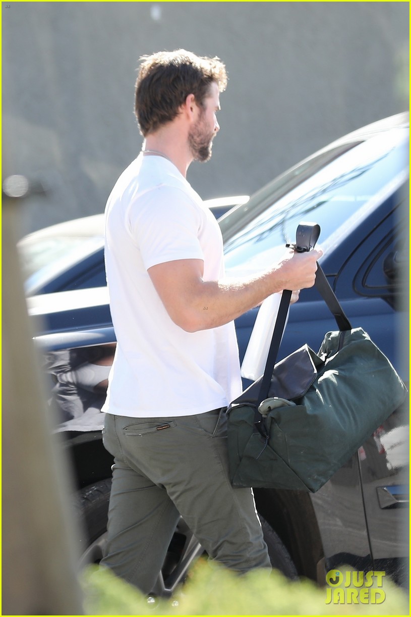 liam hemsworth meets up with girlfriend gabriella brooks after his workout 03