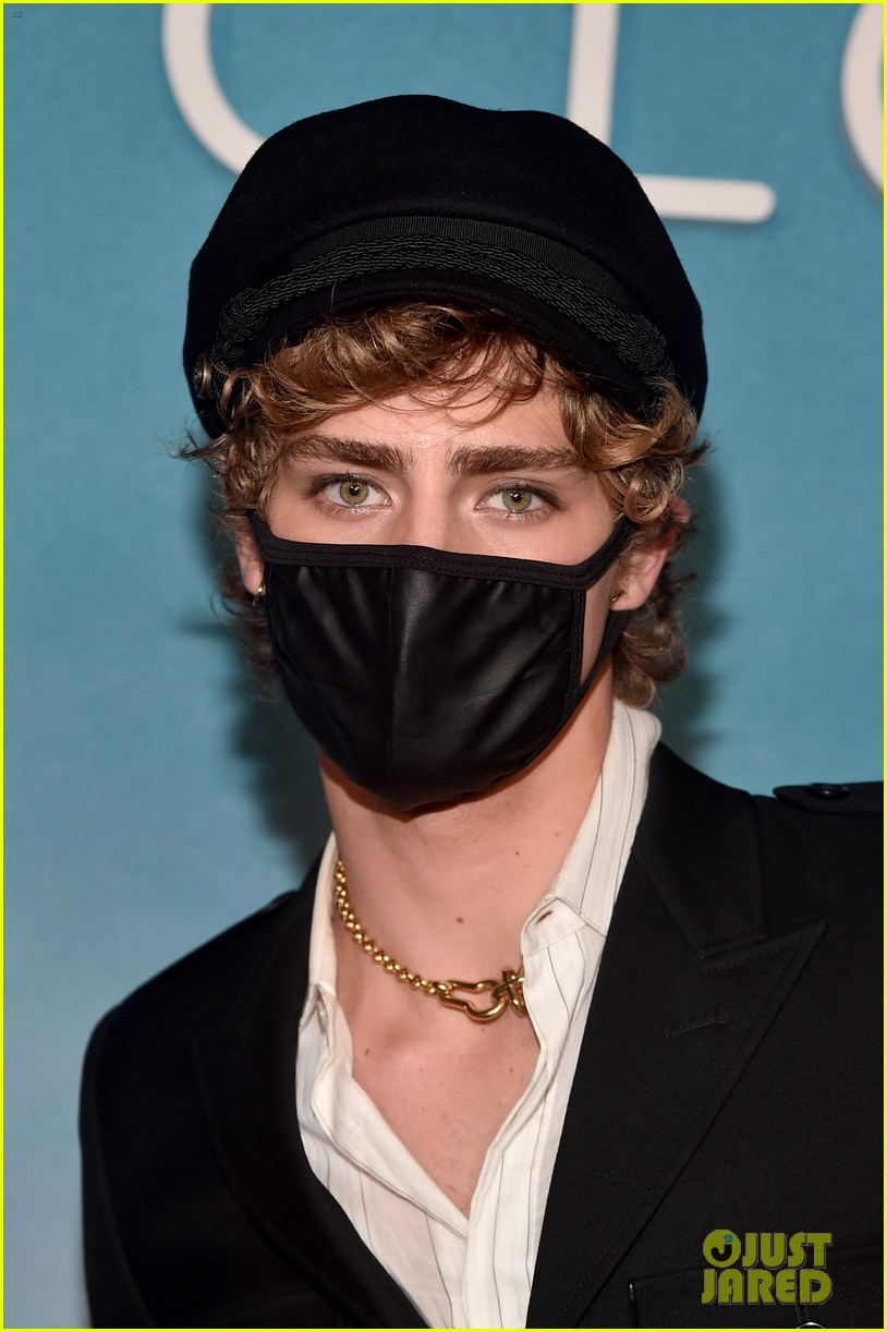 fin argus sabrina carpenter clouds premiere 02