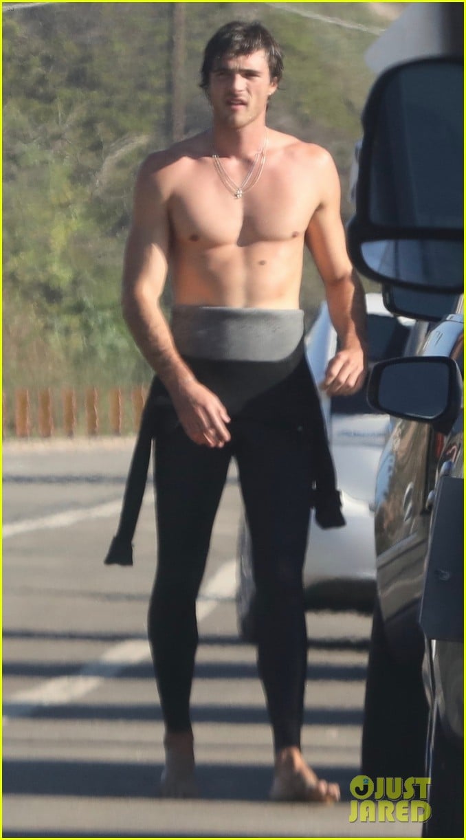 Jacob Elordi Is Showing Off His Abs While At The Beach In Malibu Photo Photo