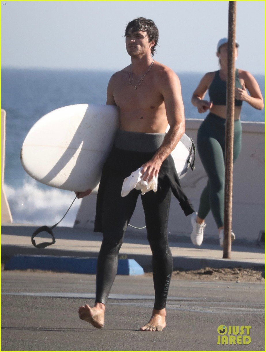 Jacob Elordi Is Showing Off His Abs While At The Beach In Malibu