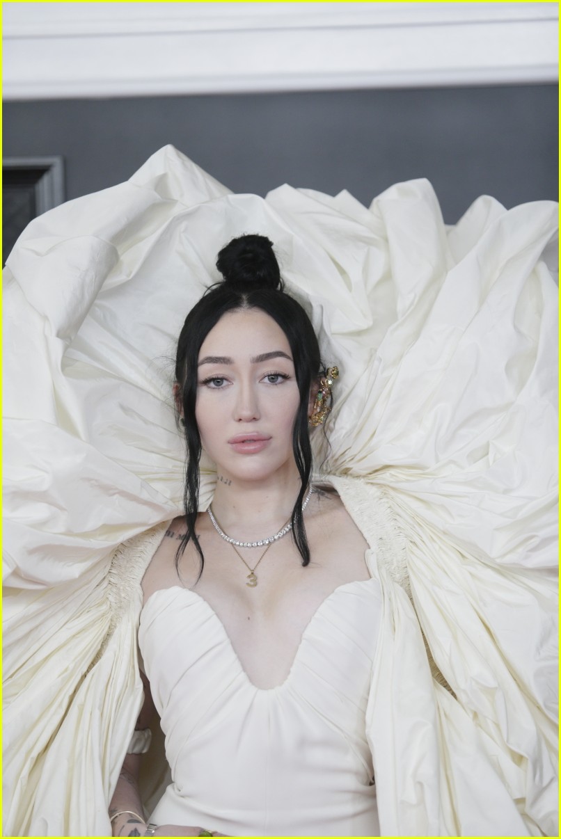 noah cyrus brings her mom tish as her grammys 2021 date 02