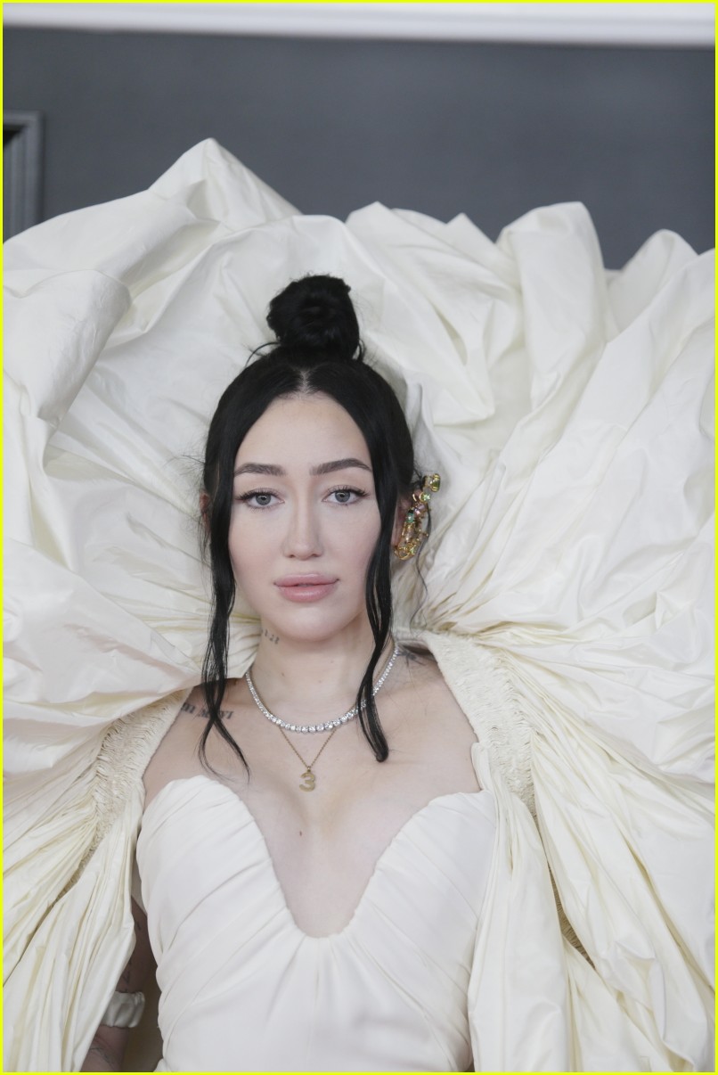 noah cyrus brings her mom tish as her grammys 2021 date 04