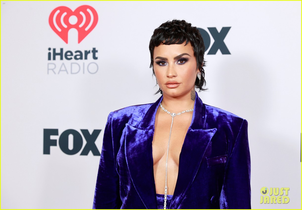 demi lovato rocks velvet suit at iheartradio music awards 02