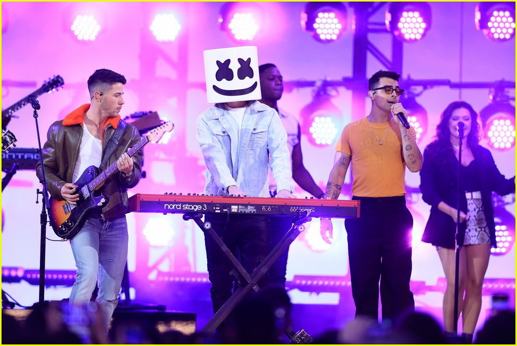 Full Sized Photo Of Jonas Brothers Billboard Music Awards Performance