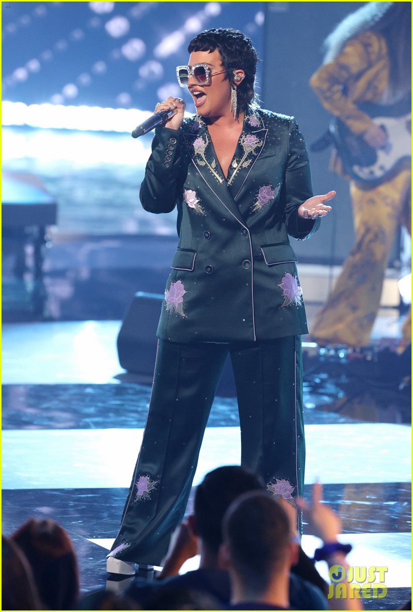 demi lovato channels elton johns style during tribute performance 08