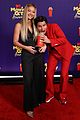 outer banks couple share a kiss at mtv awards 04