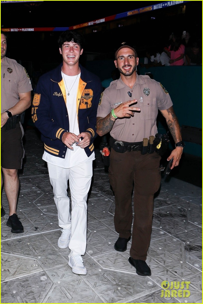 noah beck blake gray more step out to support friends at boxing event 05