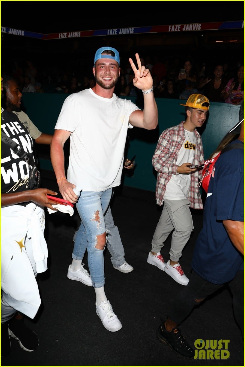noah beck blake gray more step out to support friends at boxing event 08