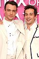 thomas doherty eli brown twin in white suits at gossip girl premiere 04