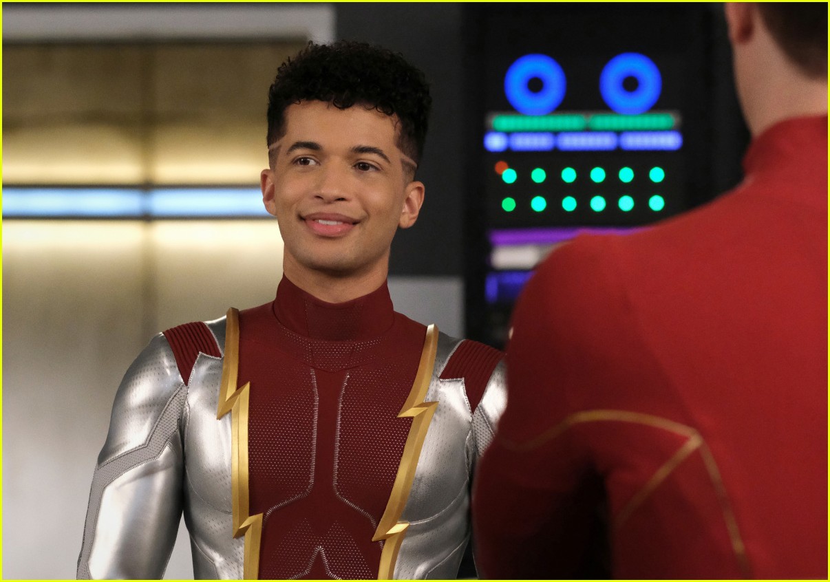 jordan fisher is all smiles in first the flash promo 20