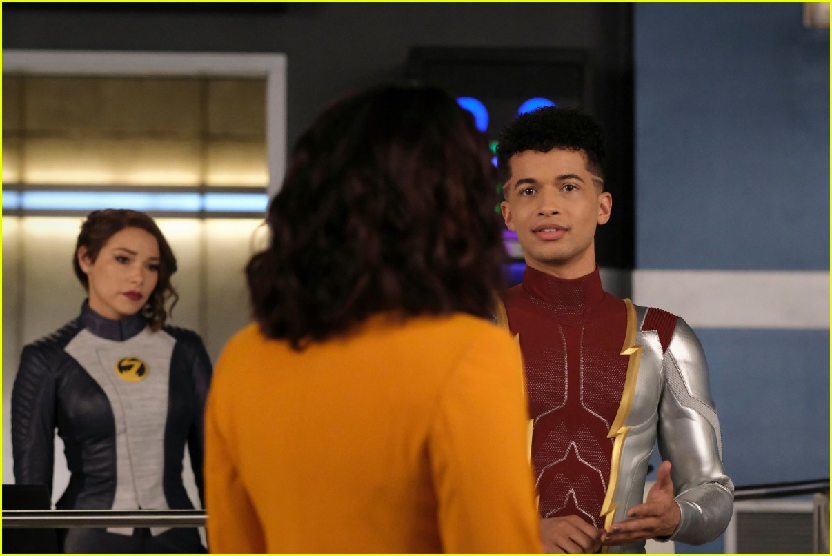 jordan fisher is all smiles in first the flash promo 23