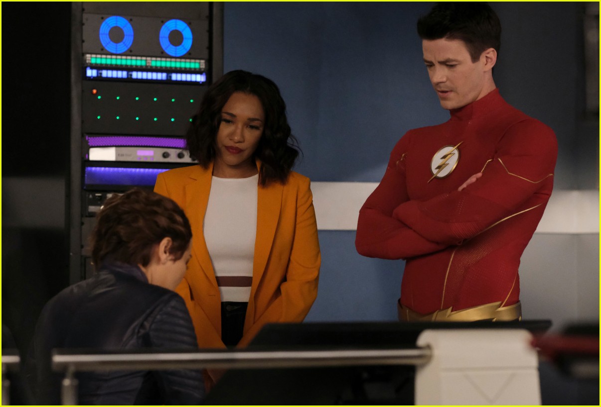 jordan fisher is all smiles in first the flash promo 25