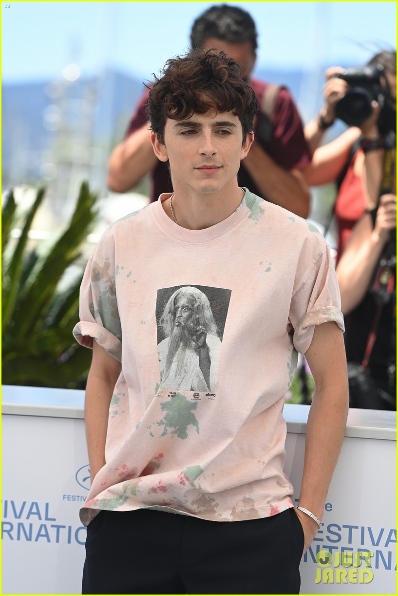 timothee chalamet continues with cute poses at the french dispatch photo call 06
