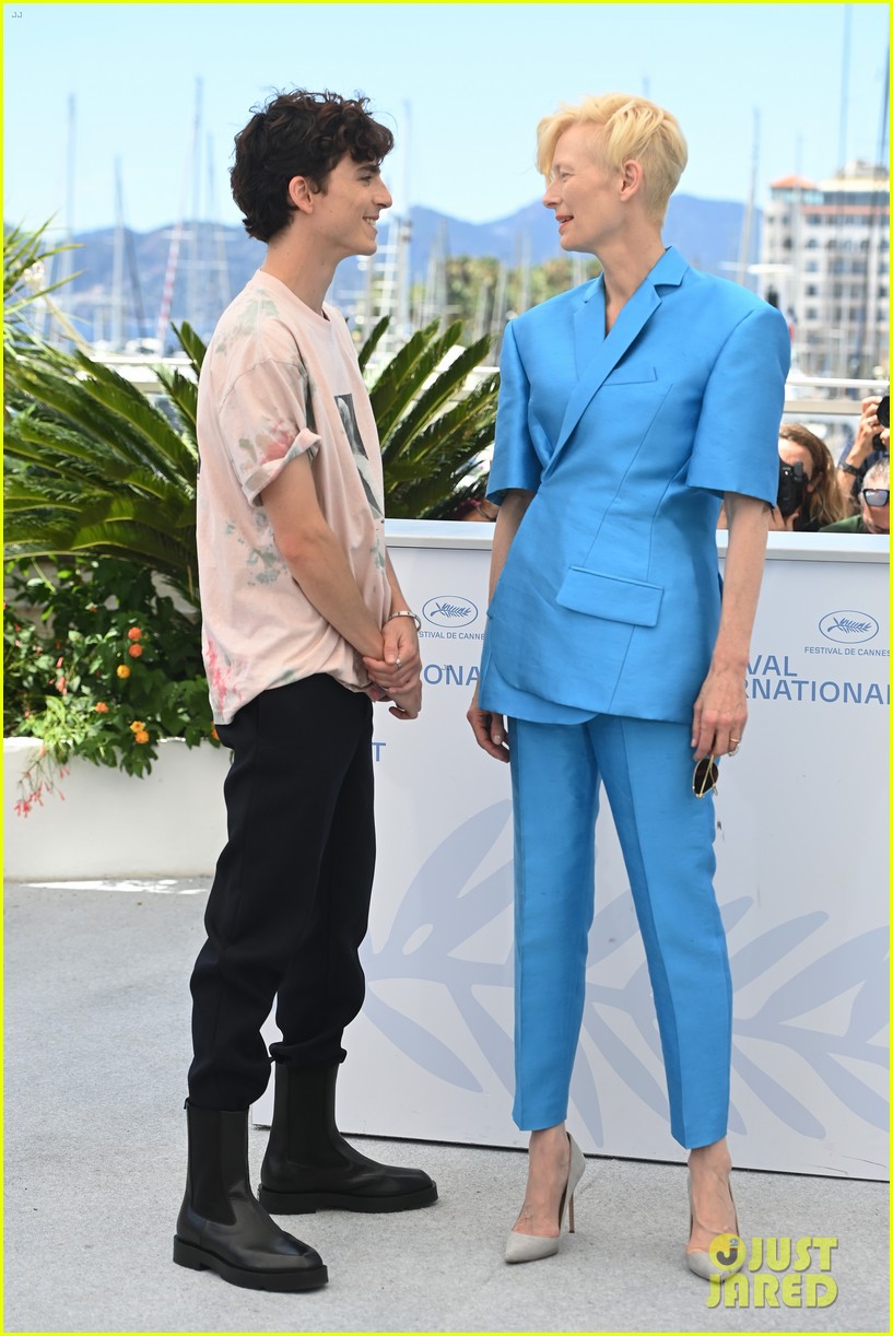 timothee chalamet continues with cute poses at the french dispatch photo call 07