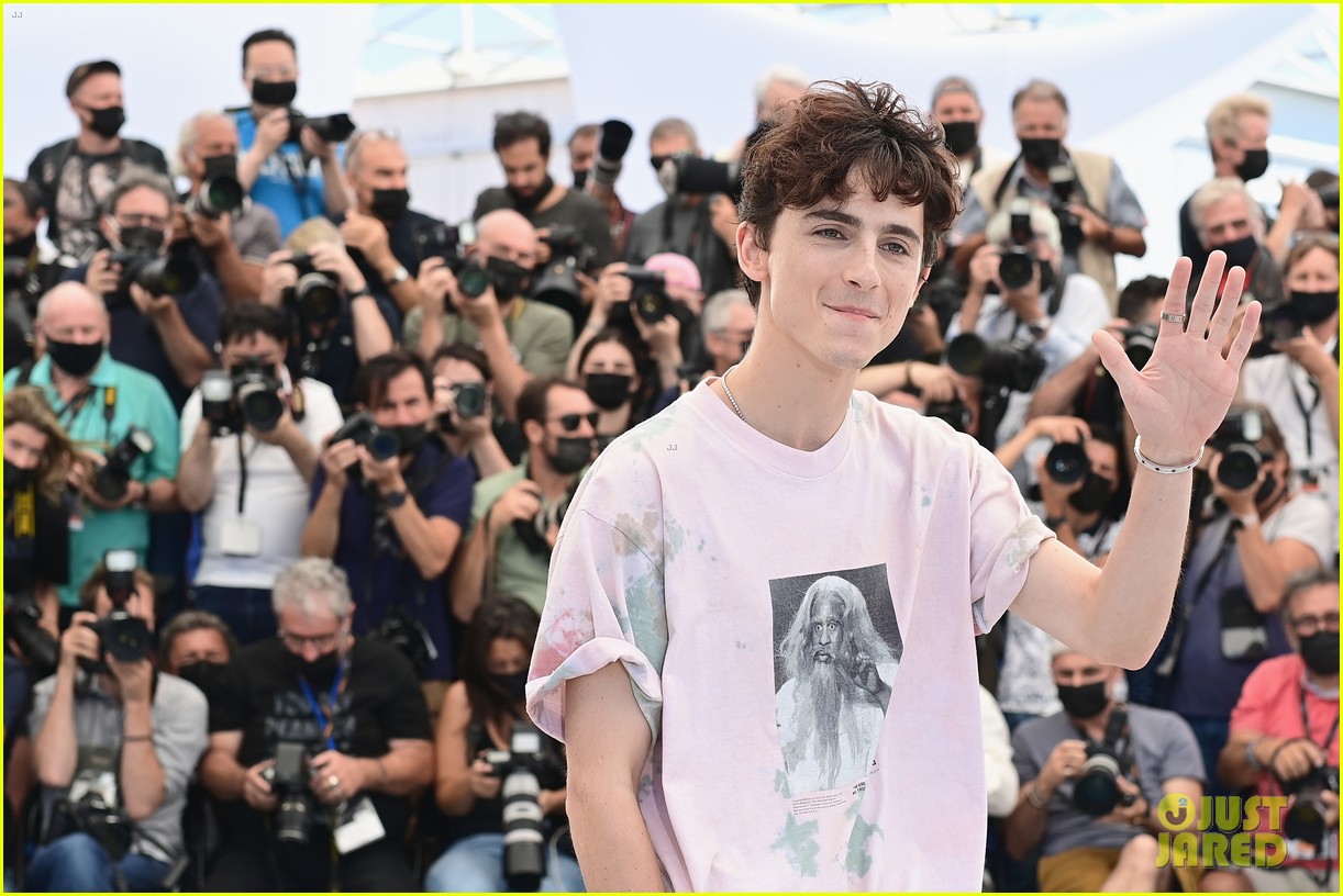 timothee chalamet continues with cute poses at the french dispatch photo call 09