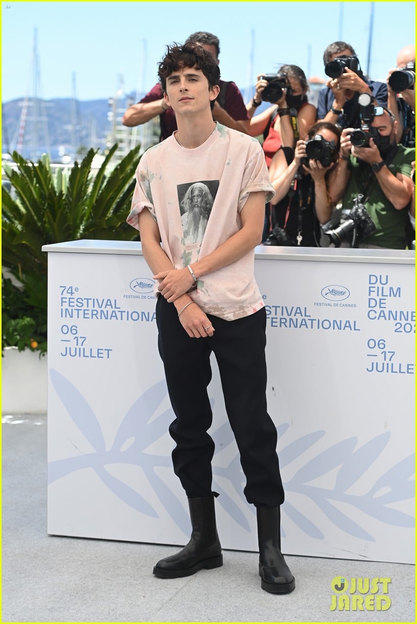 timothee chalamet continues with cute poses at the french dispatch photo call 13