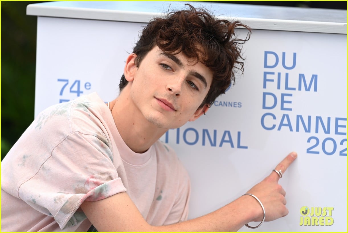 timothee chalamet continues with cute poses at the french dispatch photo call 14