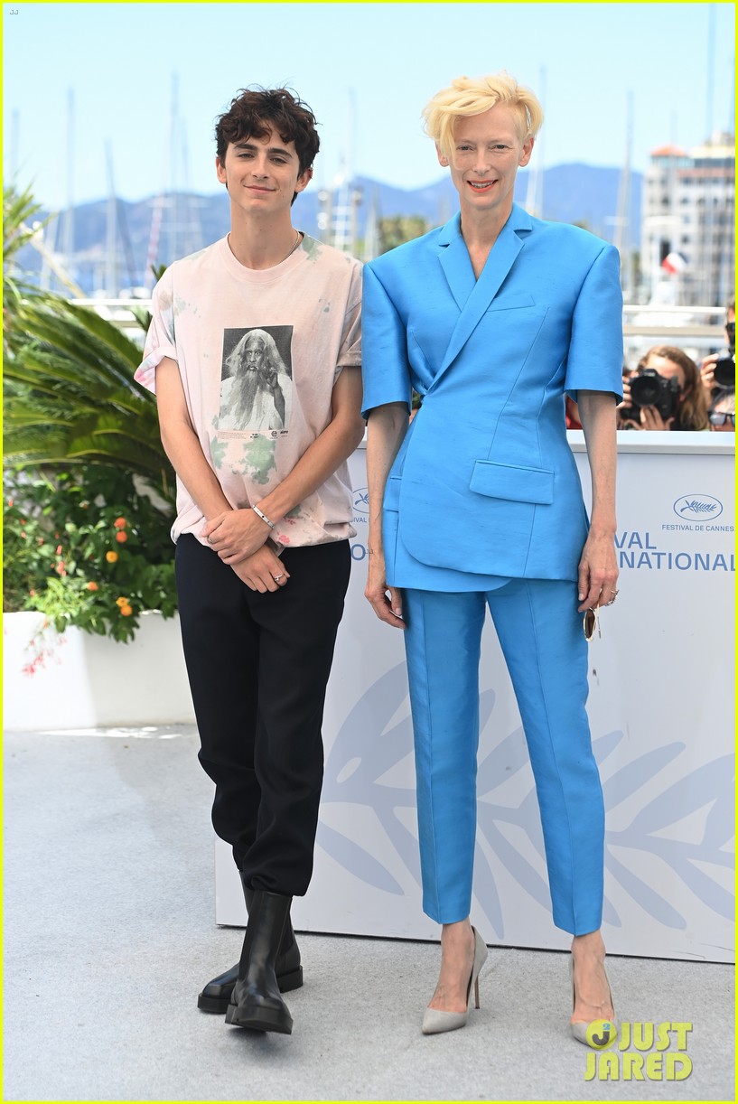 timothee chalamet continues with cute poses at the french dispatch photo call 16