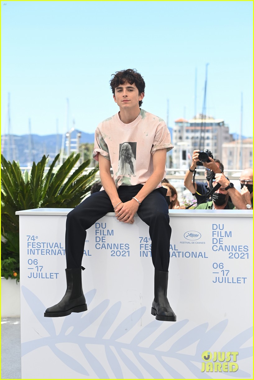 timothee chalamet continues with cute poses at the french dispatch photo call 17