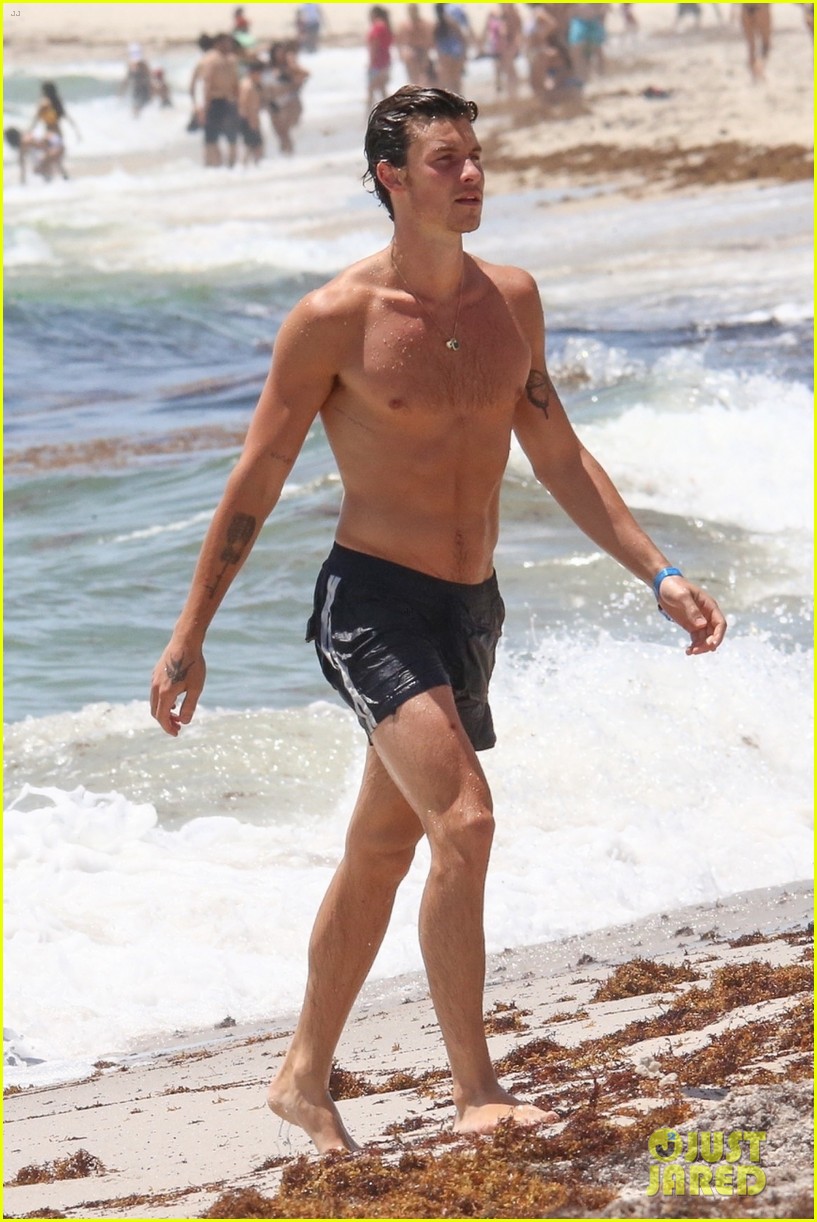 Full Sized Photo Of Shawn Mendes Beach Day In Miami Shawn Mendes Spotted At The Beach In