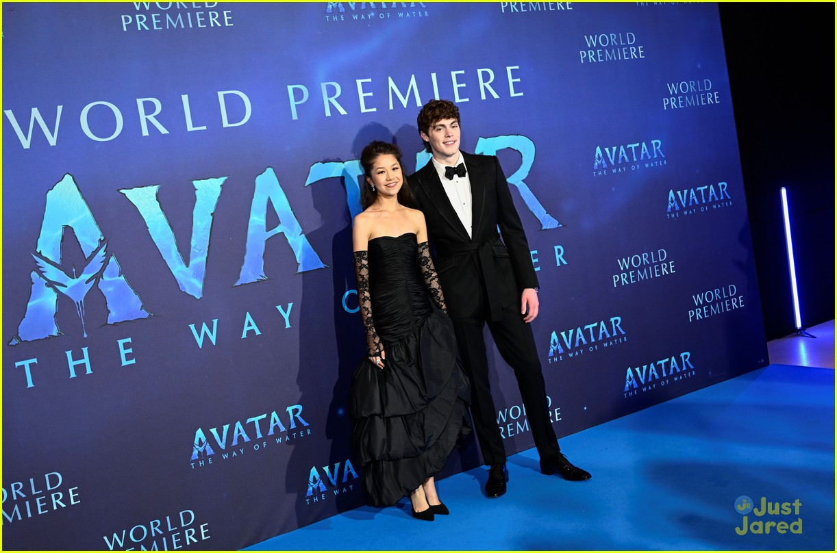 Jamie Flatters Brings A Camera To Avatar The Way Of Water Premiere With Bailey Bass More