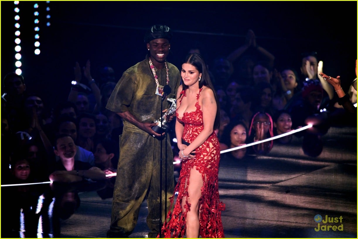 Selena Gomez Wins First VMA In 10 Years For Calm Down With Rema