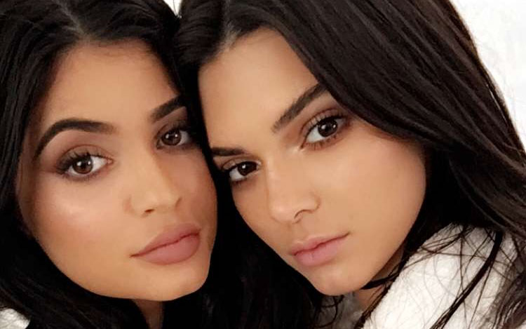 Kylie Jenner Poses In Her Topshop Bikinis With Sister Kendall Bikini Fashion Kendall Jenner 