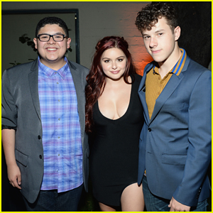 Ariel Winter Joins 'Modern Family' Co-Stars At Emmy Event!
