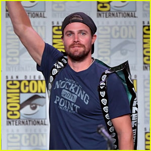 Stephen Amell Sends Emotional Note to Fans After Arrow's Comic-Con Panel