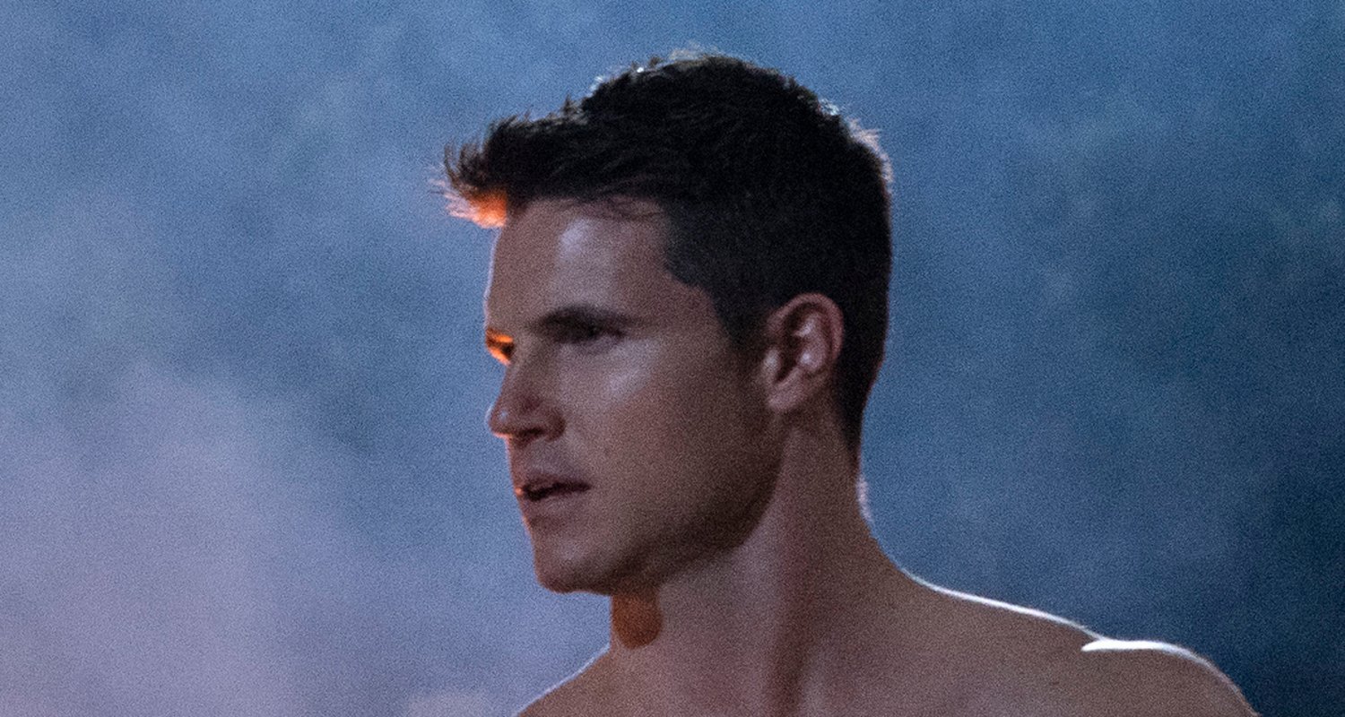 Robbie Amell Goes Shirtless In The Babysitter Killer Queen First Look Photos Andrew