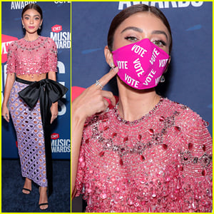 Sarah Hyland Says To Vote On CMT Music Awards 2020 Red Carpet