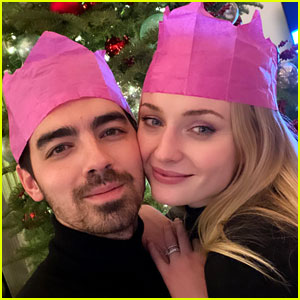 See Joe Jonas & Sophie Turner's Christmas 2020 Selfie!