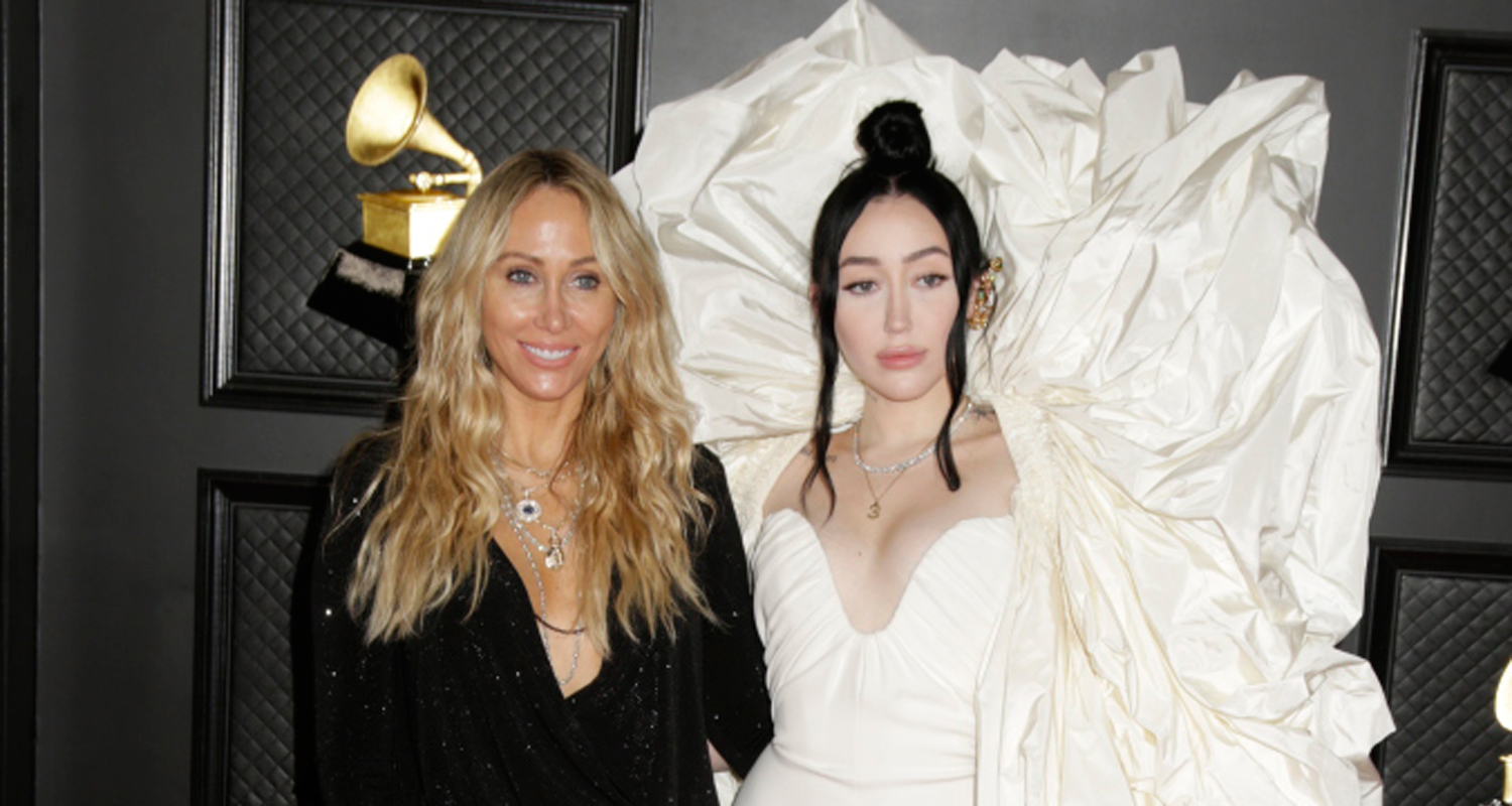 Noah Cyrus Brings Her Mom Tish As Her Grammys 2021 Date 2021 Grammys