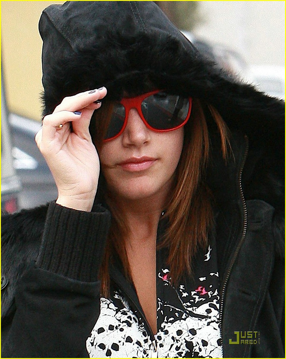 Ashley Tisdale Goes Blue Bananas Photo 18081 Photo Gallery