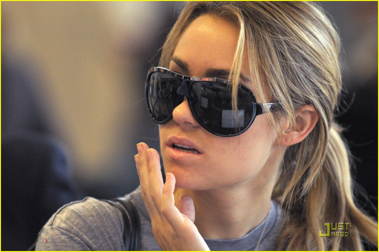 Lauren Conrad Leaving LAX Airport- September 9, 2008 – Star Style