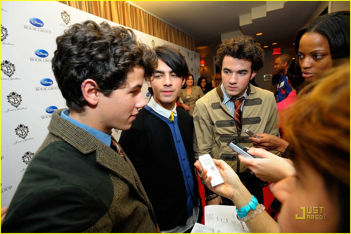 Full Sized Photo of jonas brothers book launch 01 | The Jonas Brothers