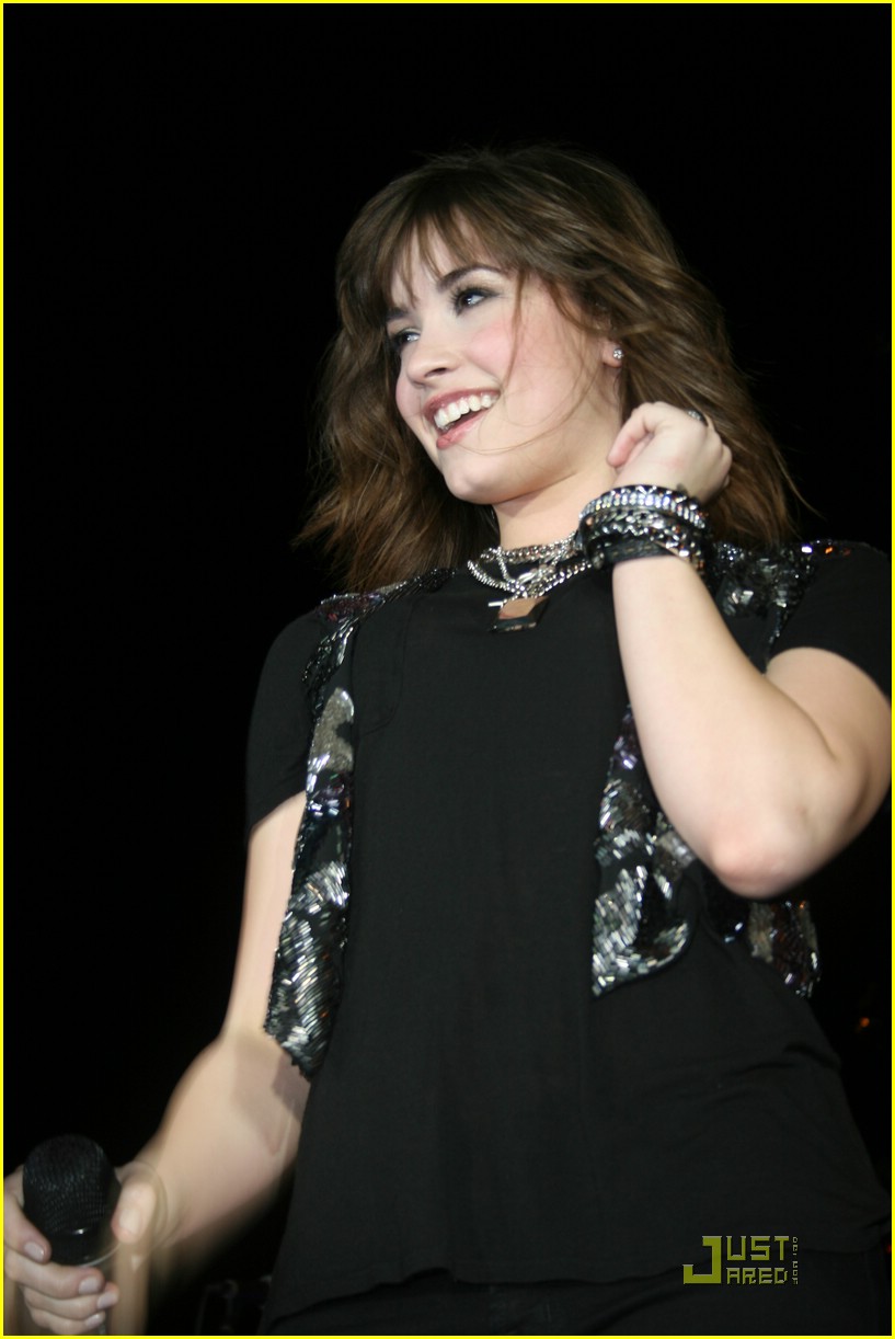 Demi Lovato Has Christmas Spirit! | Photo 14411 - Photo Gallery | Just ...